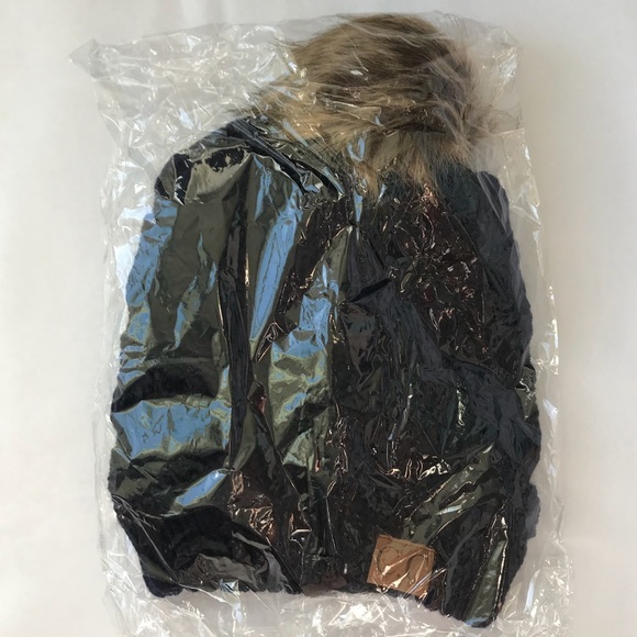 C.C Navy Cable Knit Beanie Faux Fur Pom Pom - Picture 4 of 4